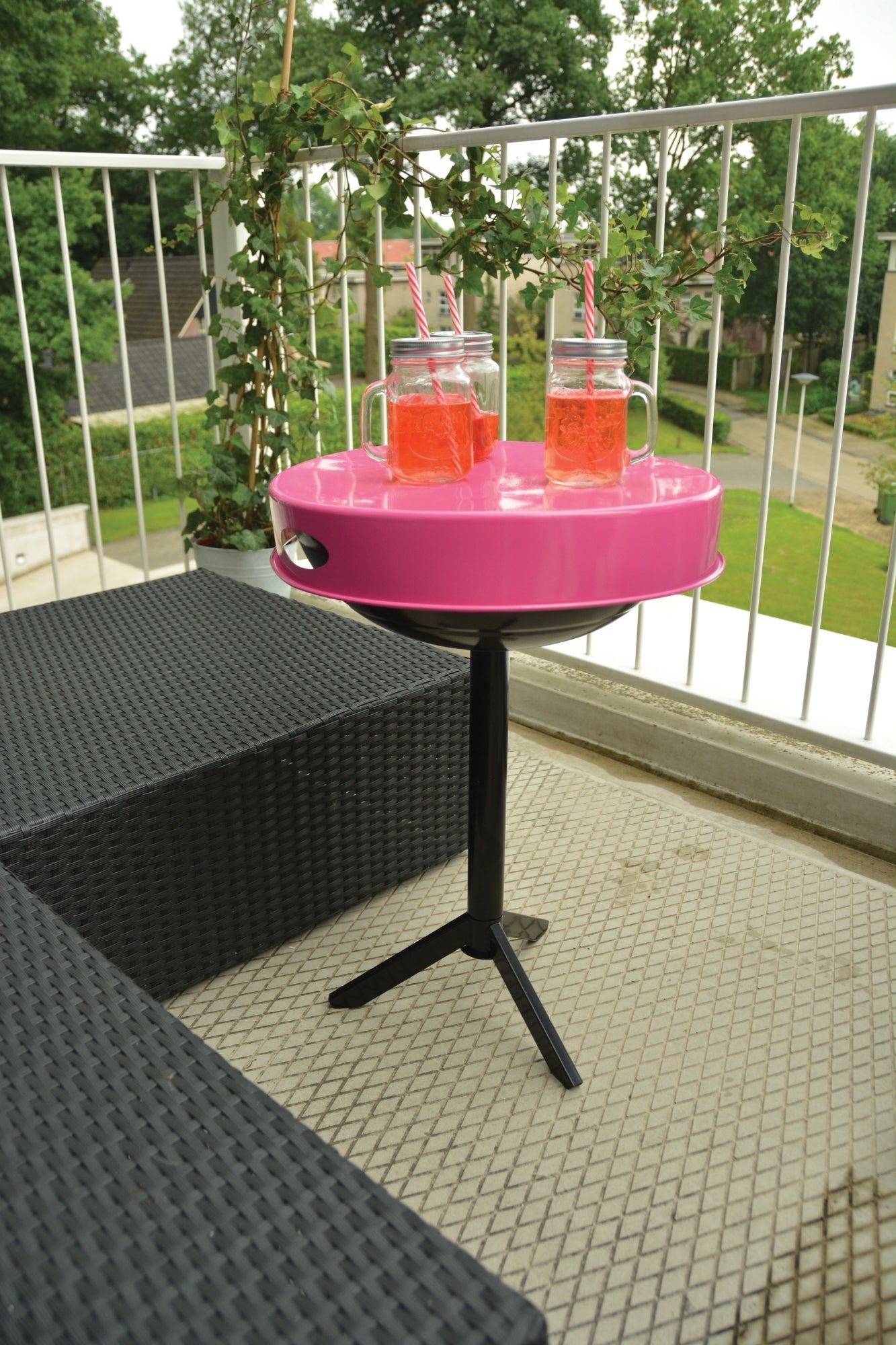 BBQ Table Pink. Carbon